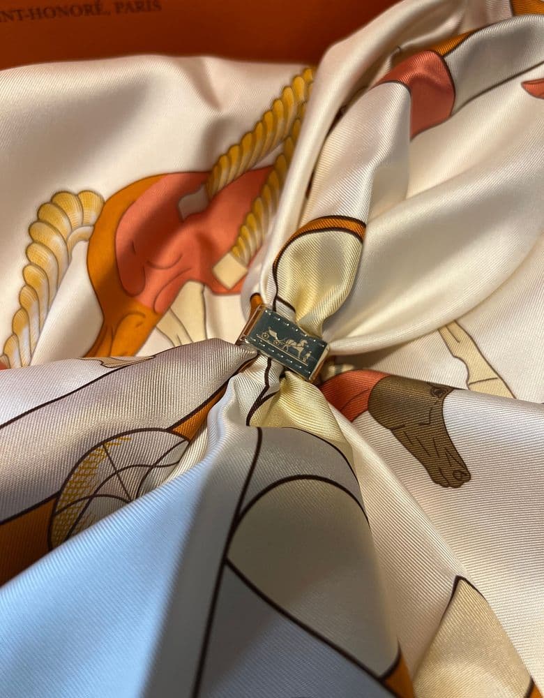 Hermès Carres featuring 12 horses.