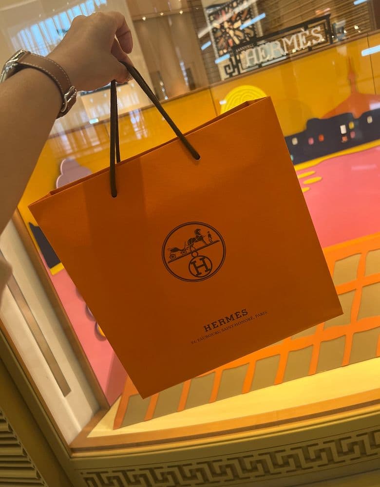 Hermès Carres featuring 12 horses.