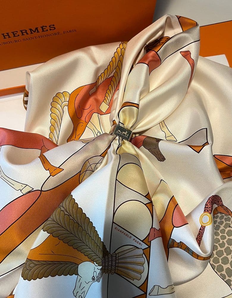 Hermès Carres featuring 12 horses.