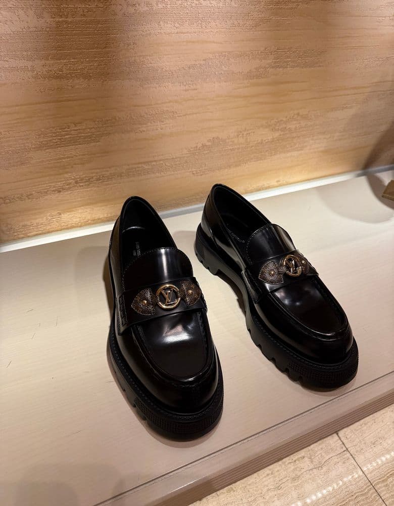 루이비통 디스트릭스 플랫 로퍼