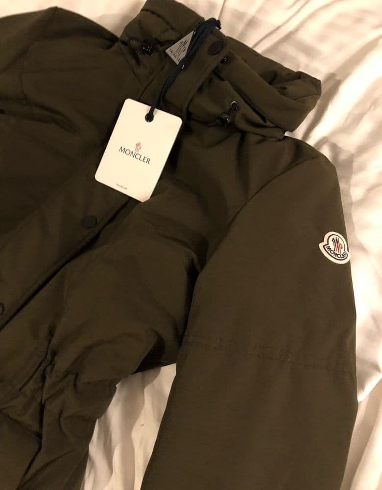 몽클레어 카키색 야상같은 패딩