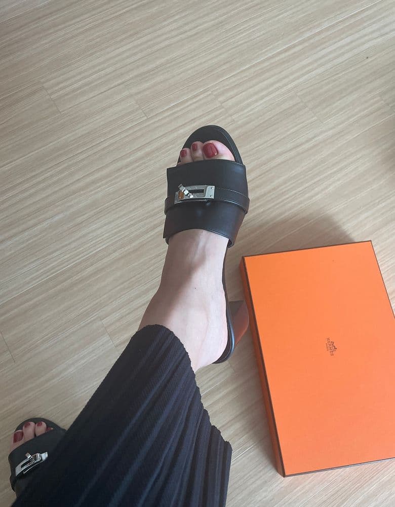 Hermès Gigi Sandals Noir Review