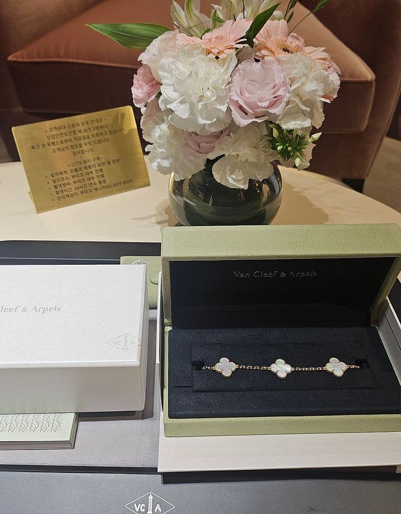 I treated myself to the Van Cleef & Arpels Vintage Alhambra bracelet with five motifs.