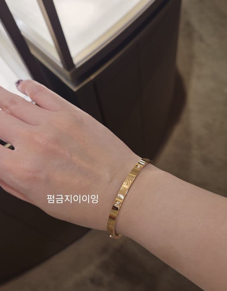 Cartier's new Love bracelet in pink gold, medium size with 4 diamonds.