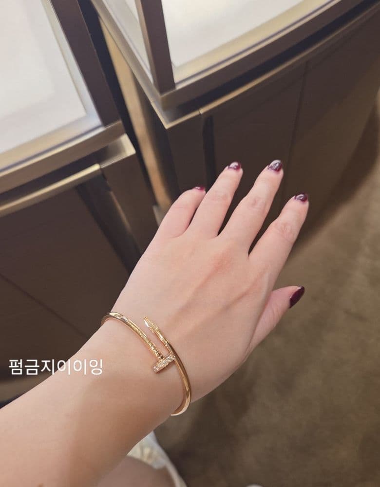 Cartier's new Love bracelet in pink gold, medium size with 4 diamonds.