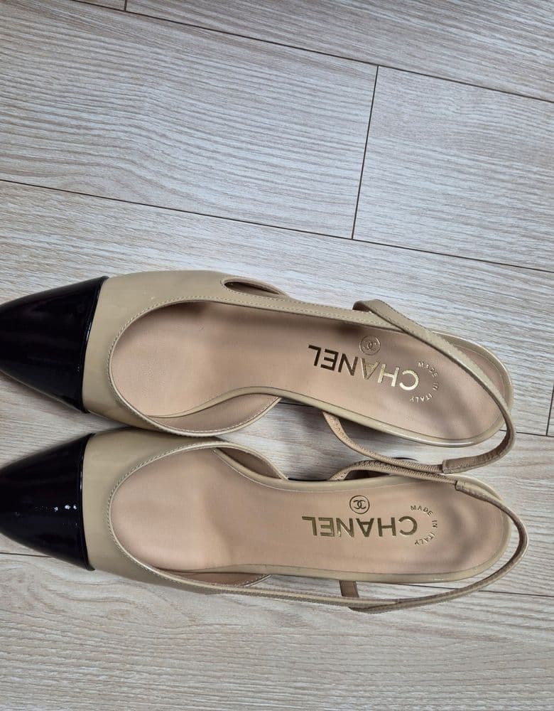 Hermès cashmere muffler & Marron Classique Mini Clic / Chanel twilly & slingbacks.