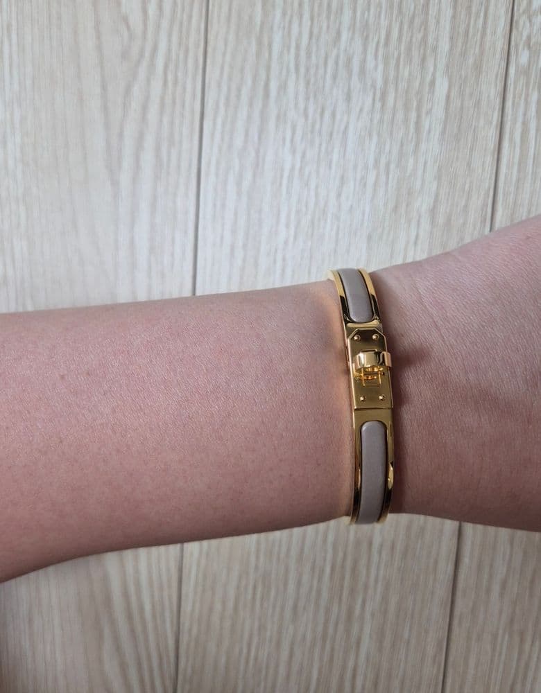 Hermès cashmere muffler & Marron Classique Mini Clic / Chanel twilly & slingbacks.