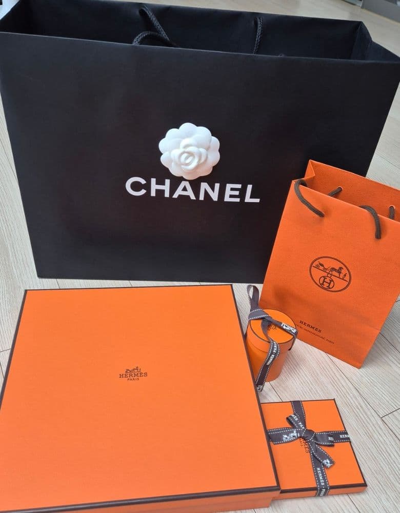 Hermès cashmere muffler & Marron Classique Mini Clic / Chanel twilly & slingbacks.