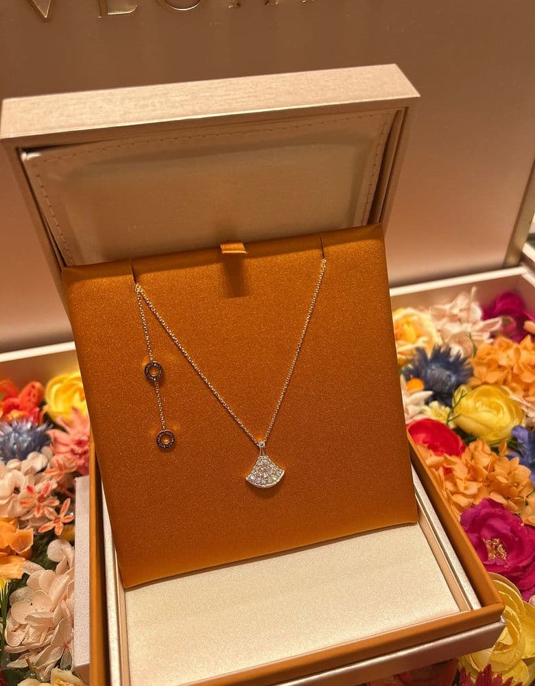 Bulgari Divas' Dream, fully paved with diamonds.