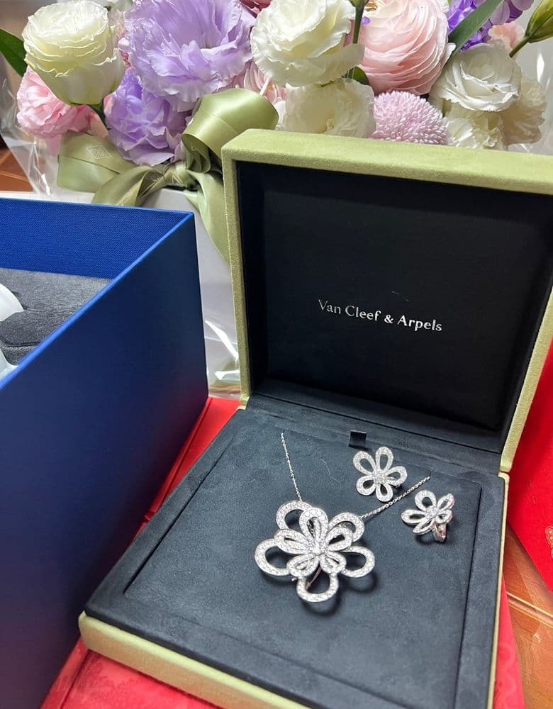 Van Cleef & Arpels High Jewelry Flower Lace Brooch