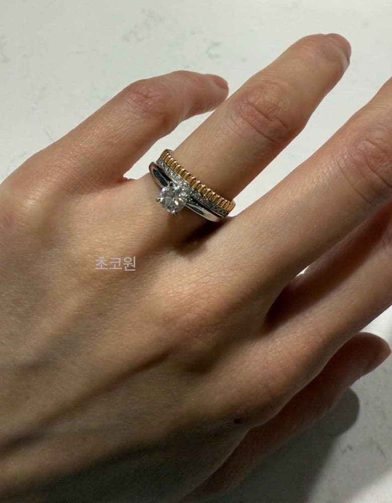 Boucheron ring in white