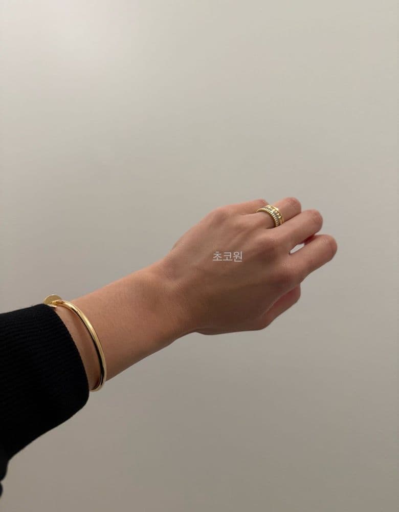 Boucheron ring in white