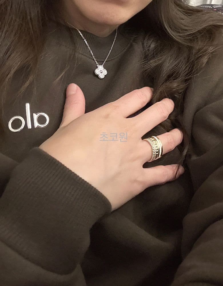 Boucheron ring in white