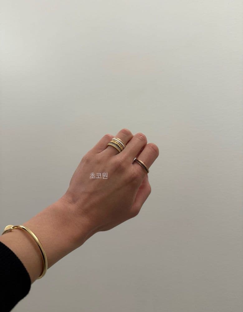 Boucheron ring in white