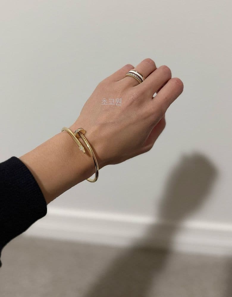 Boucheron ring in white