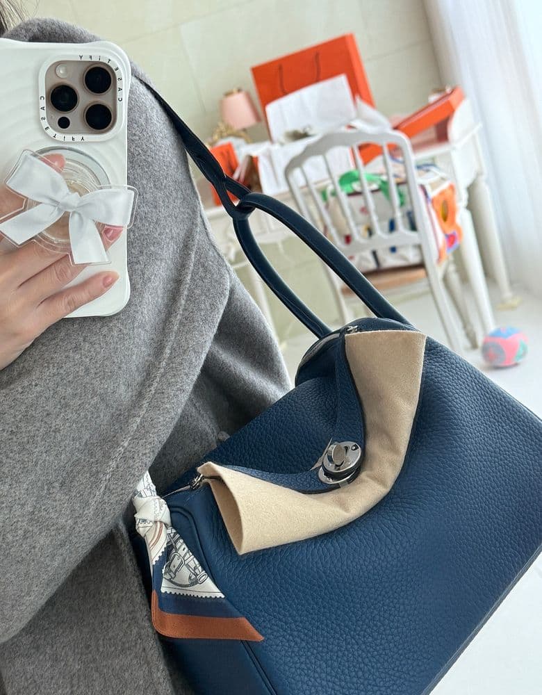 Hermès Lindy 26 in Bleu Thalassa with a Poste et Cavalerie Twilly.