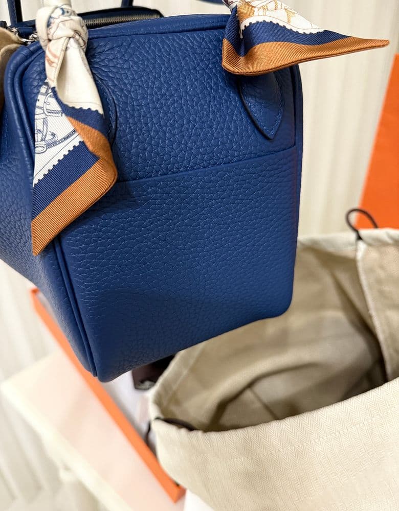 Hermès Lindy 26 in Bleu Thalassa with a Poste et Cavalerie Twilly.
