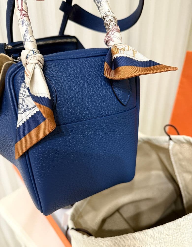 Hermès Lindy 26 in Bleu Thalassa with a Poste et Cavalerie Twilly.