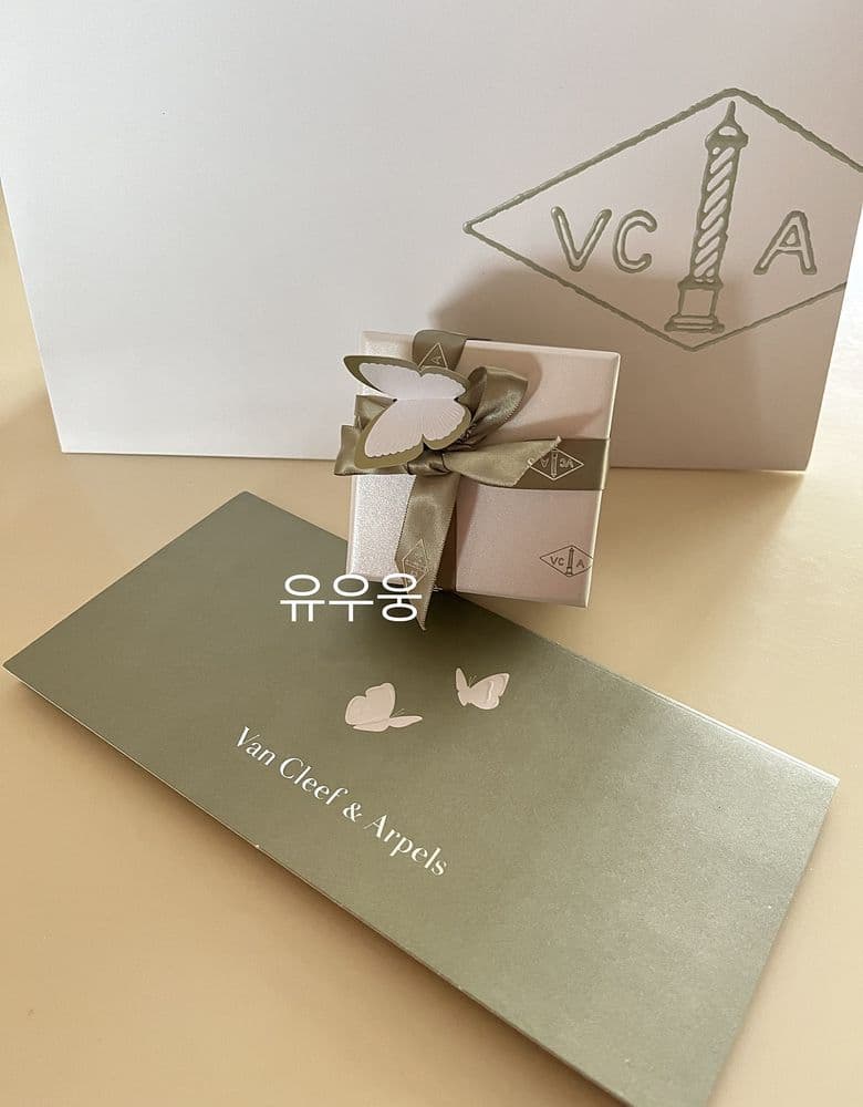 Van Cleef & Arpels Mother-of-Pearl Vintage Alhambra Necklace and 5 Motif Bracelet.