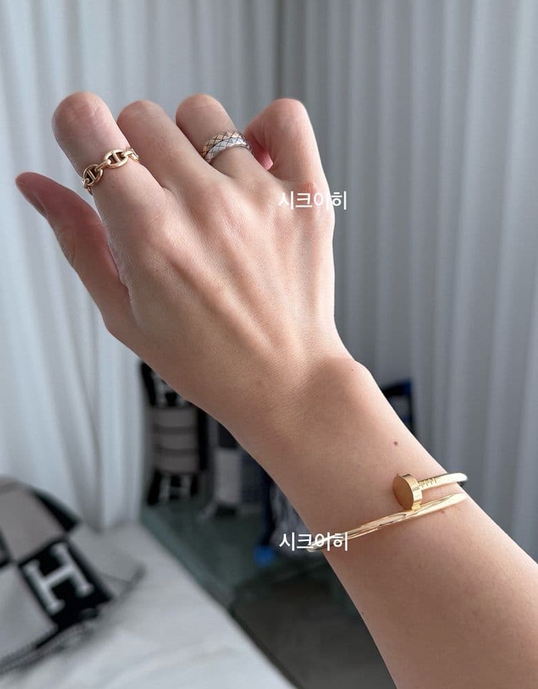 Unboxing and trying on the Cartier Juste un Clou classic ring in yellow gold.