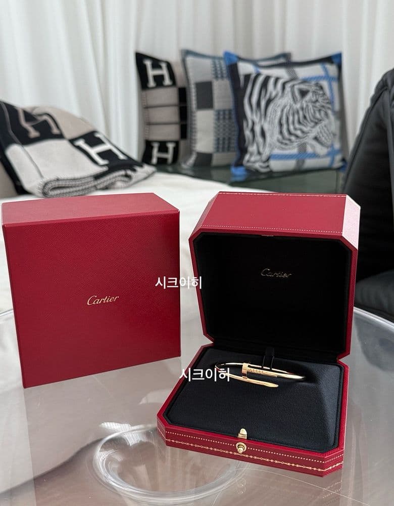 Unboxing and trying on the Cartier Juste un Clou classic ring in yellow gold.
