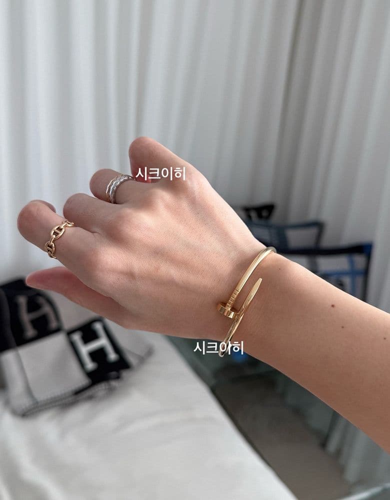 Unboxing and trying on the Cartier Juste un Clou classic ring in yellow gold.