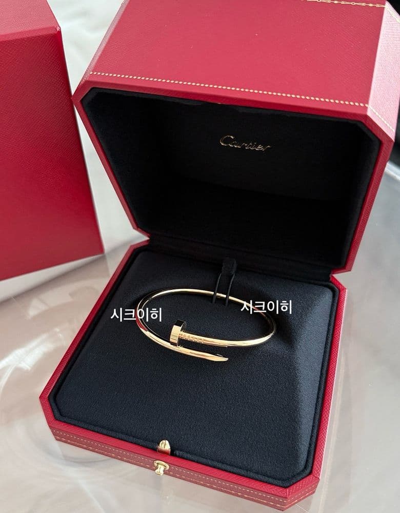 Unboxing and trying on the Cartier Juste un Clou classic ring in yellow gold.
