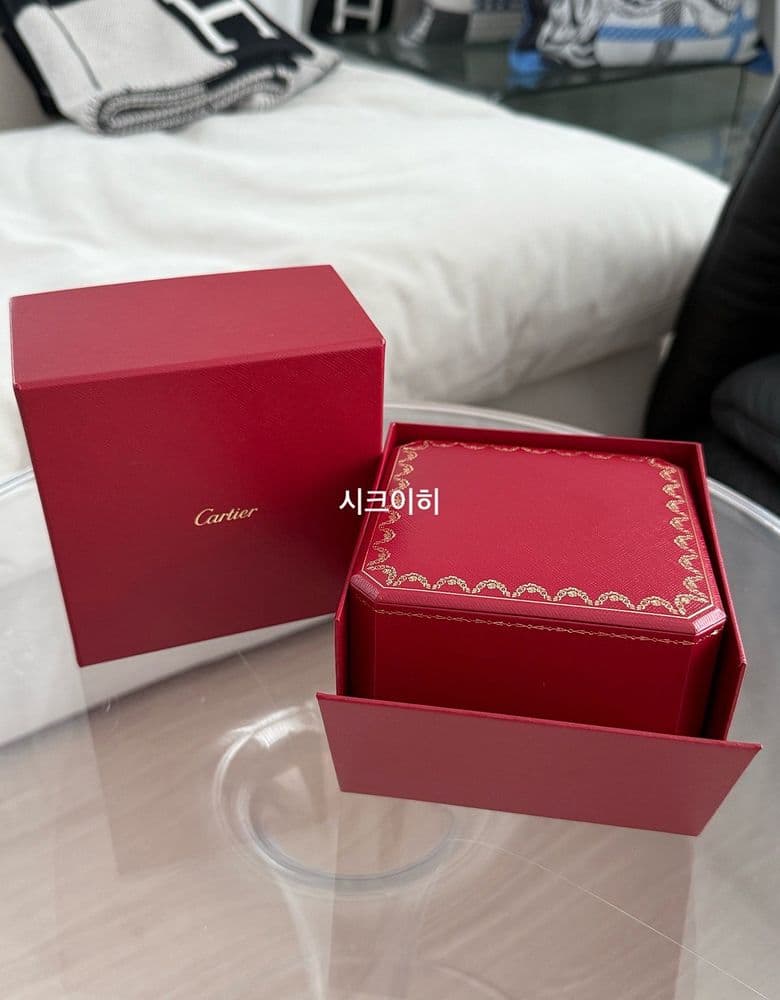 Unboxing and trying on the Cartier Juste un Clou classic ring in yellow gold.