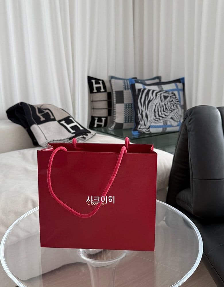 Unboxing and trying on the Cartier Juste un Clou classic ring in yellow gold.