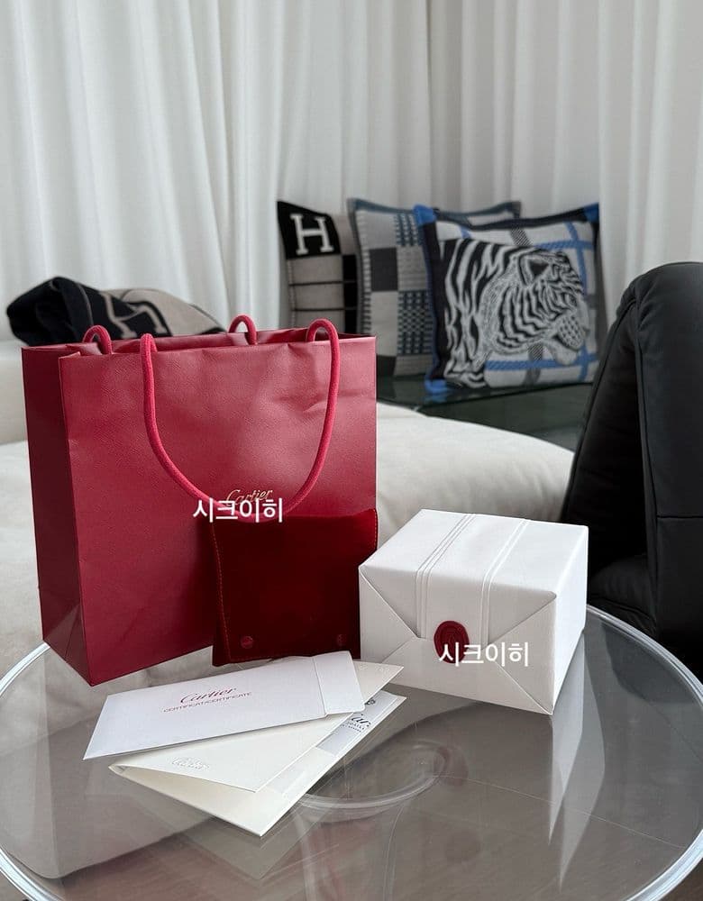 Unboxing and trying on the Cartier Juste un Clou classic ring in yellow gold.