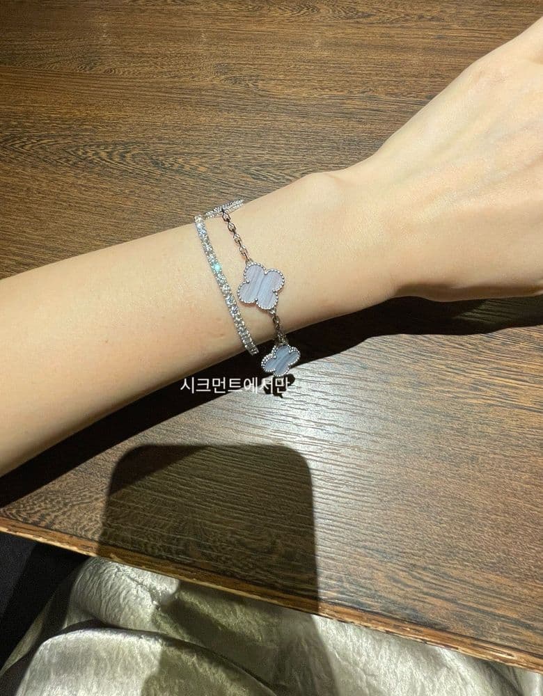 Van Cleef & Arpels chalcedony bracelet