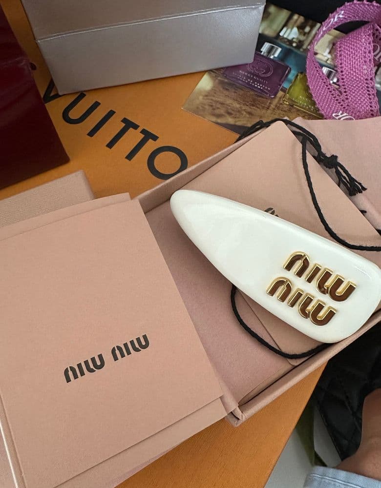 미우미우 헤어핀