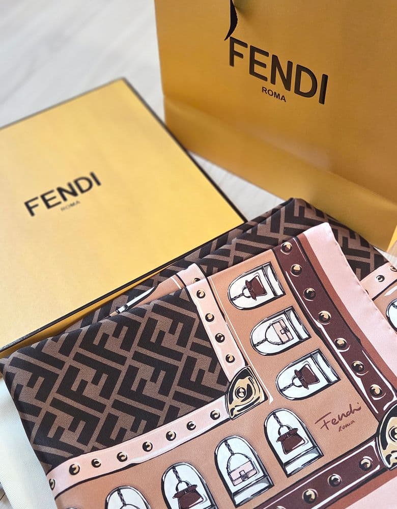 펜디 로퍼, 스카프