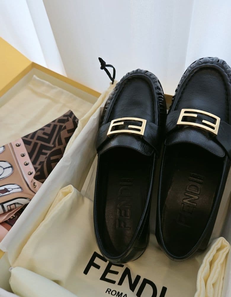 펜디 로퍼, 스카프