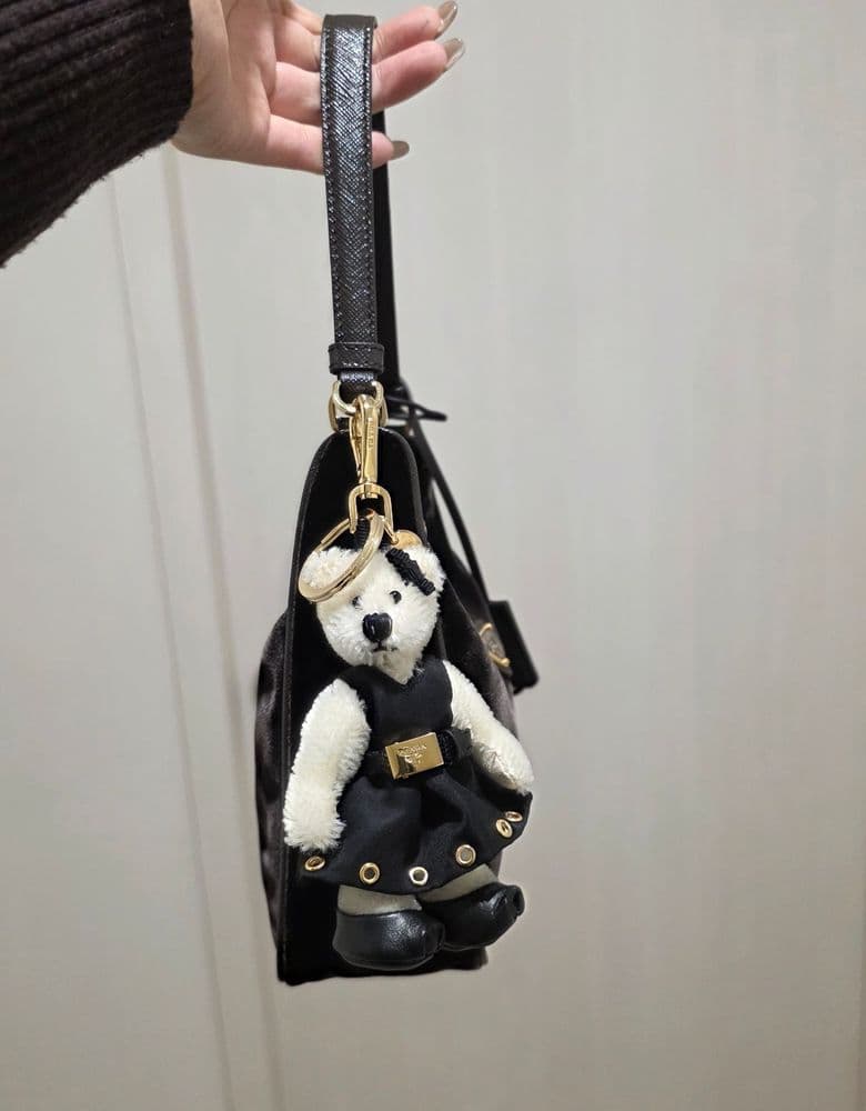 프라다 벨벳 홀리데이 에디션