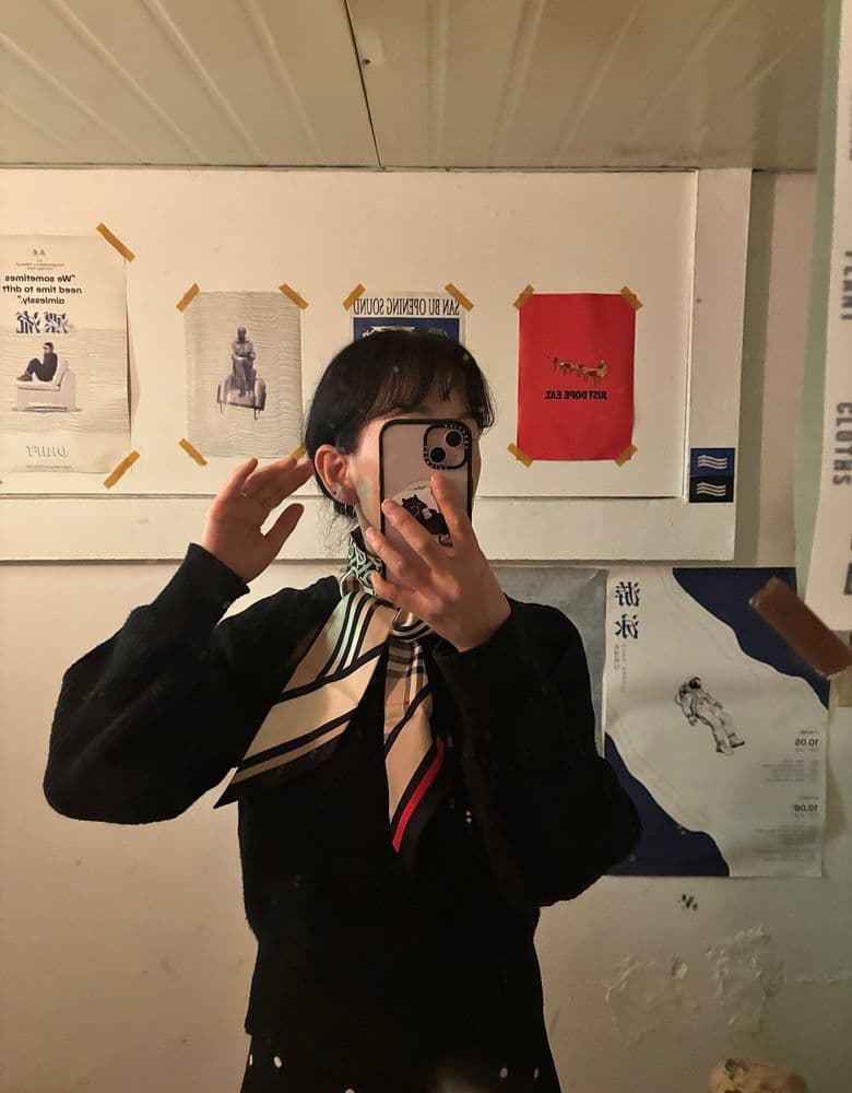 버버리 몽타주 실크 스키니 스카프 착샷