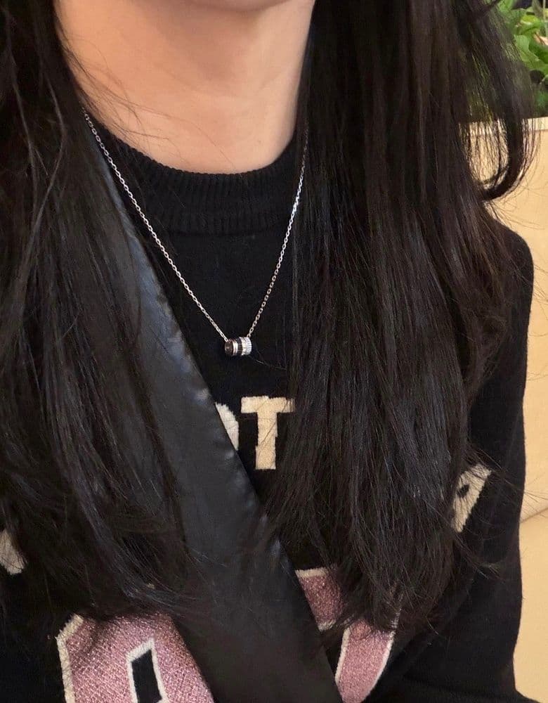 부쉐론 콰트로 스몰 목걸이, 블랙에디션