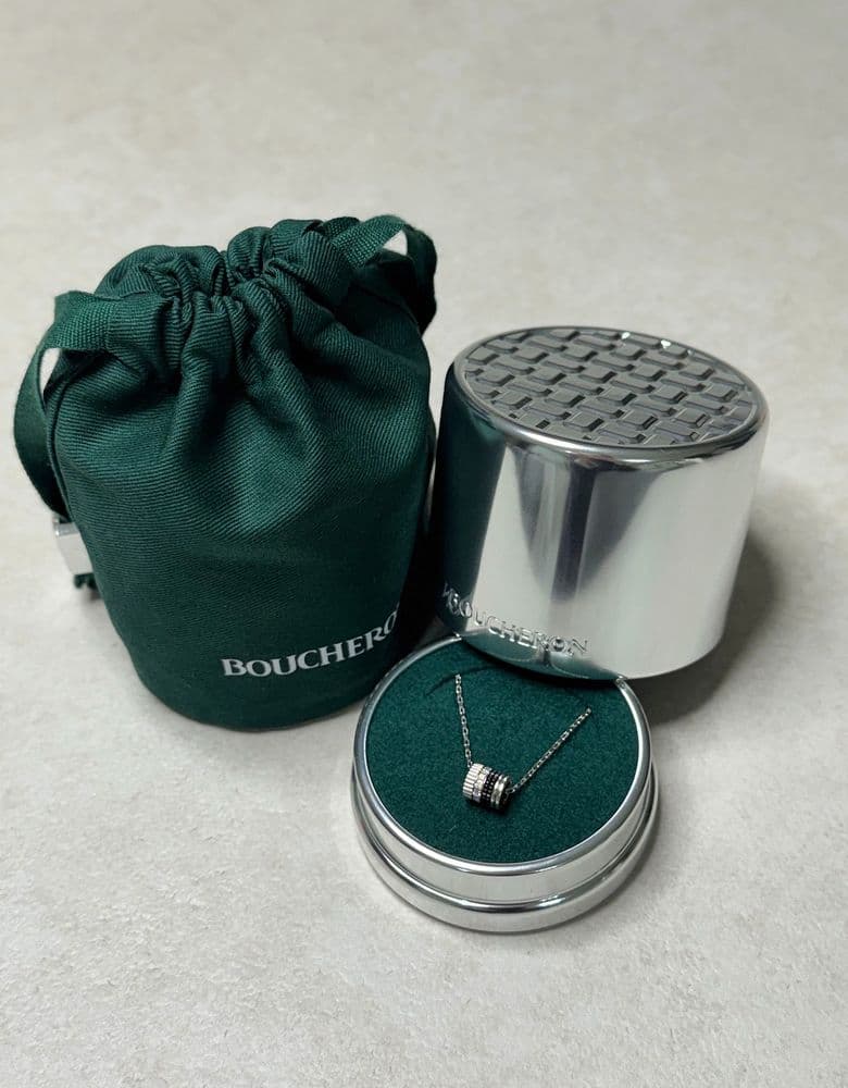 부쉐론 콰트로 스몰 목걸이, 블랙에디션