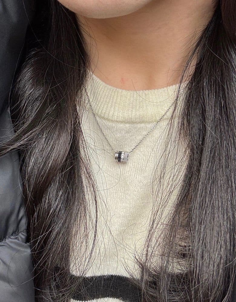 부쉐론 콰트로 스몰 목걸이, 블랙에디션