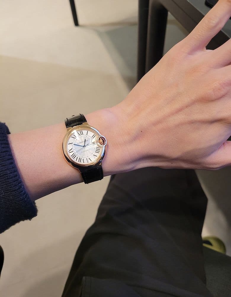 발롱블루 가죽 착샷