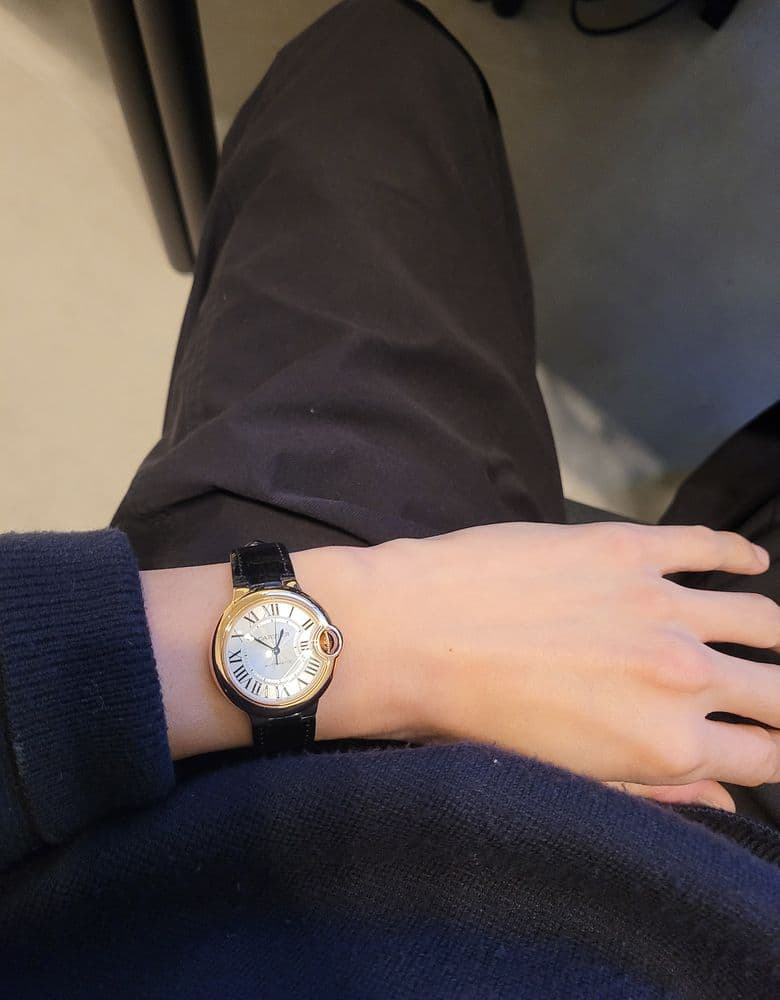 발롱블루 가죽 착샷