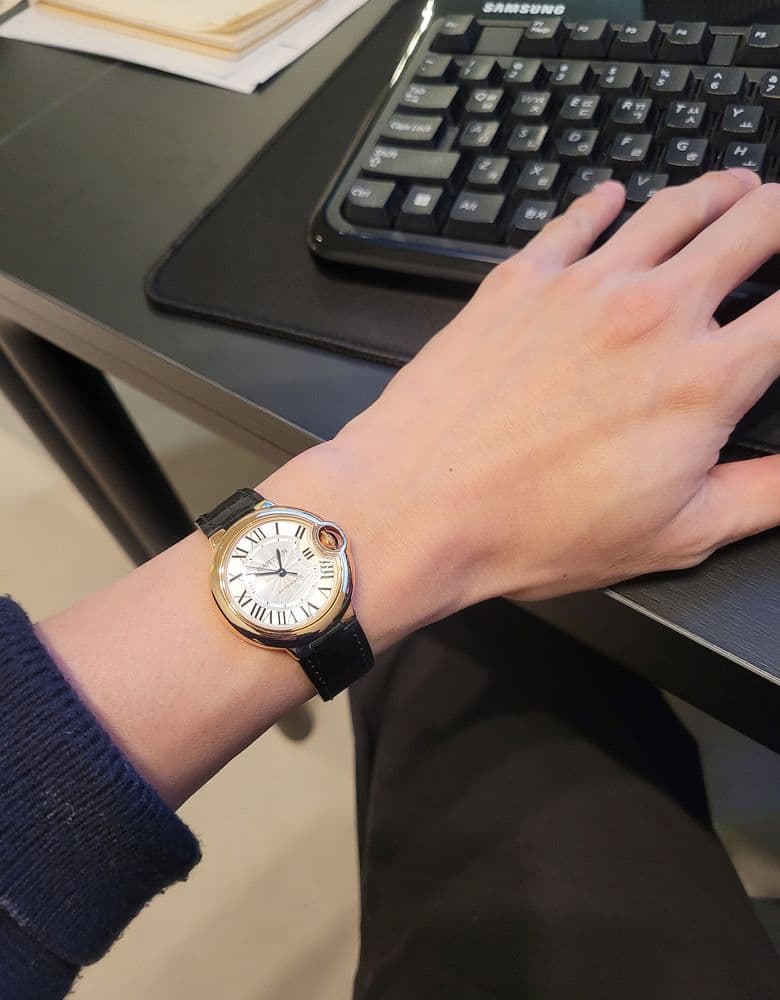 발롱블루 가죽 착샷