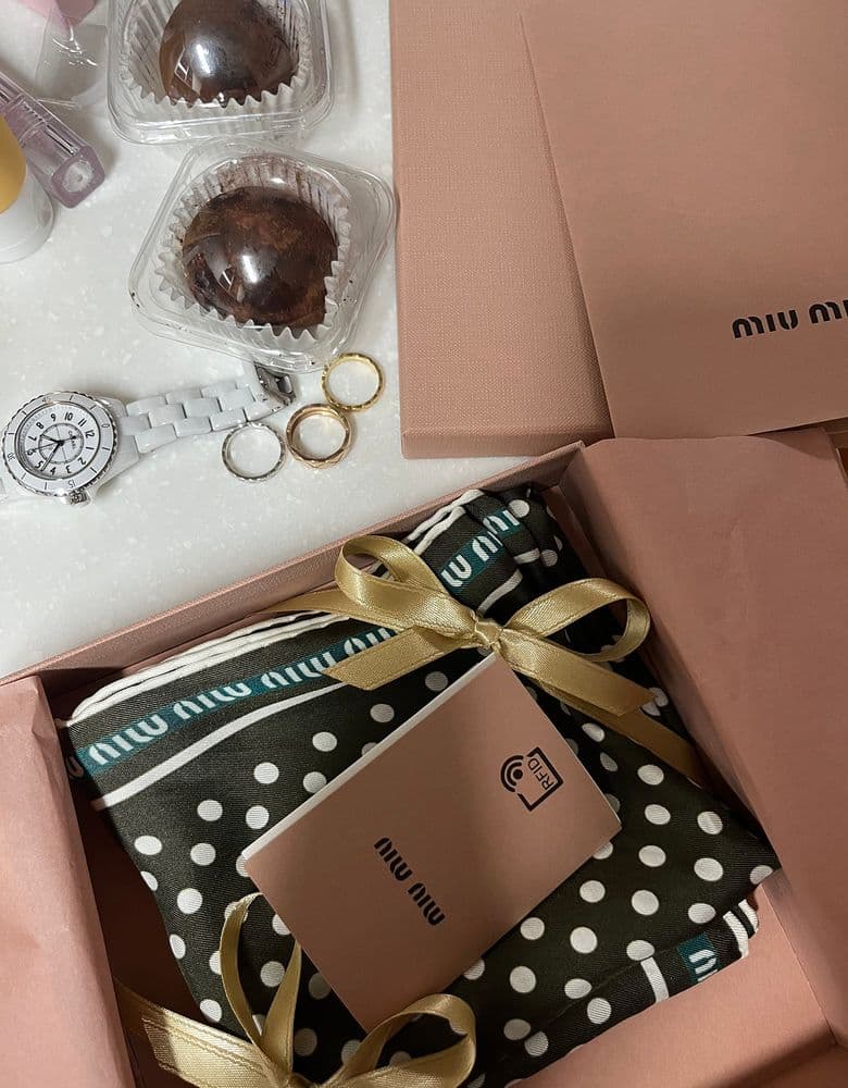 미우미우 스카프