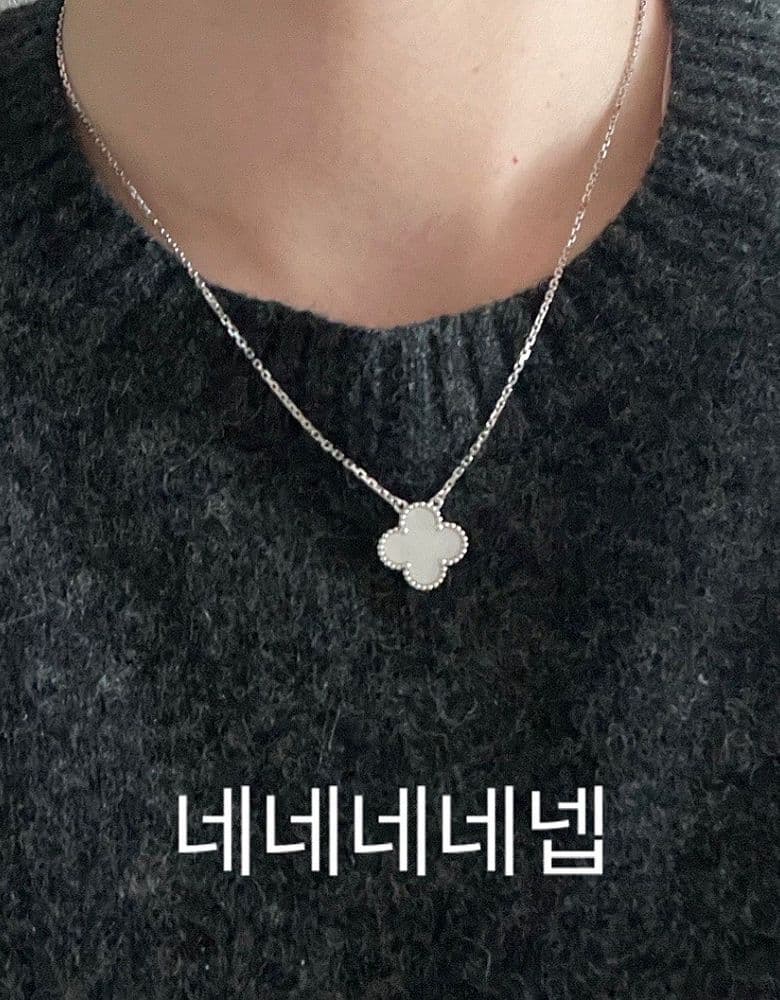 반클리프 알함브라 화이트 골드 착용샷