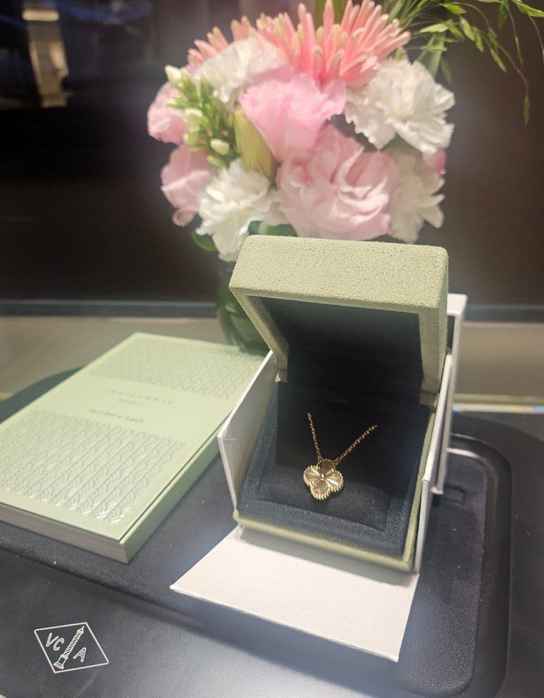 반클, 불가리 목걸이