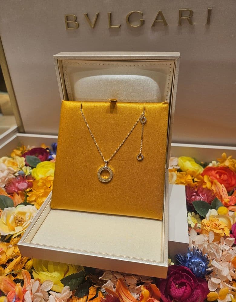 반클, 불가리 목걸이