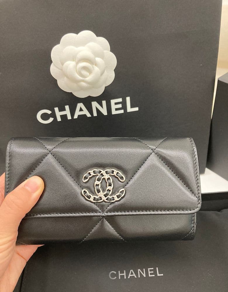 샤넬 19 플랩 장지갑 블랙