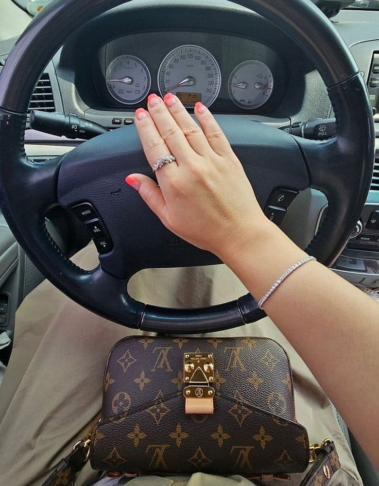 다미아니 미모사링, 골든듀 테니스, 티파니 플뢰르 키 펜던트 및 체인, 샤넬 보이 카드슬롯