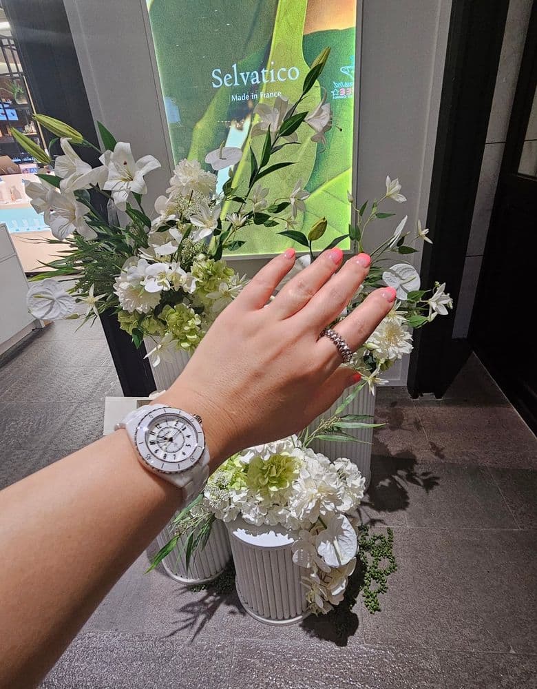 다미아니 미모사링, 골든듀 테니스, 티파니 플뢰르 키 펜던트 및 체인, 샤넬 보이 카드슬롯