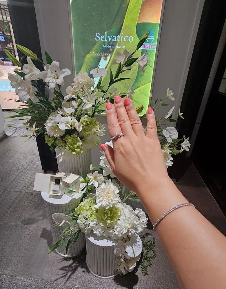 다미아니 미모사링, 골든듀 테니스, 티파니 플뢰르 키 펜던트 및 체인, 샤넬 보이 카드슬롯